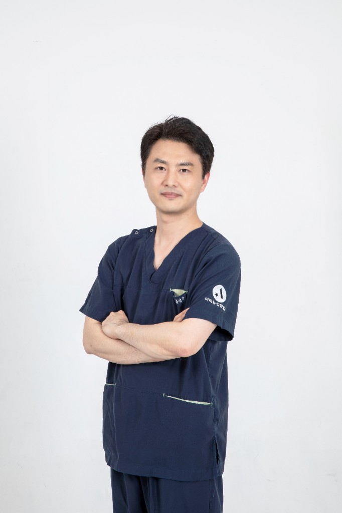 홍정수 원장 수술복 프로필