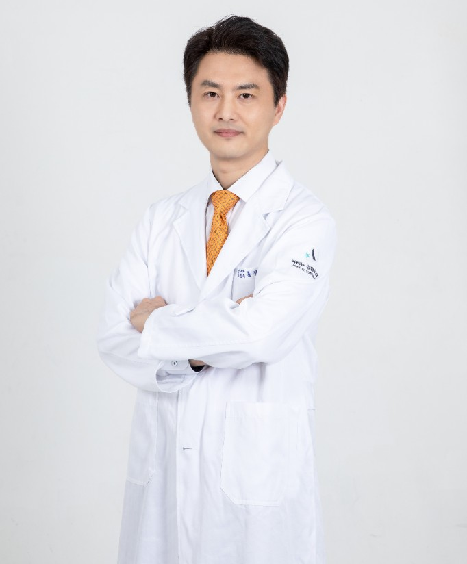 홍정수 원장 가운 프로필