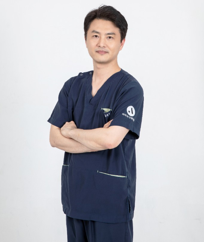 홍정수 원장 수술복 프로필